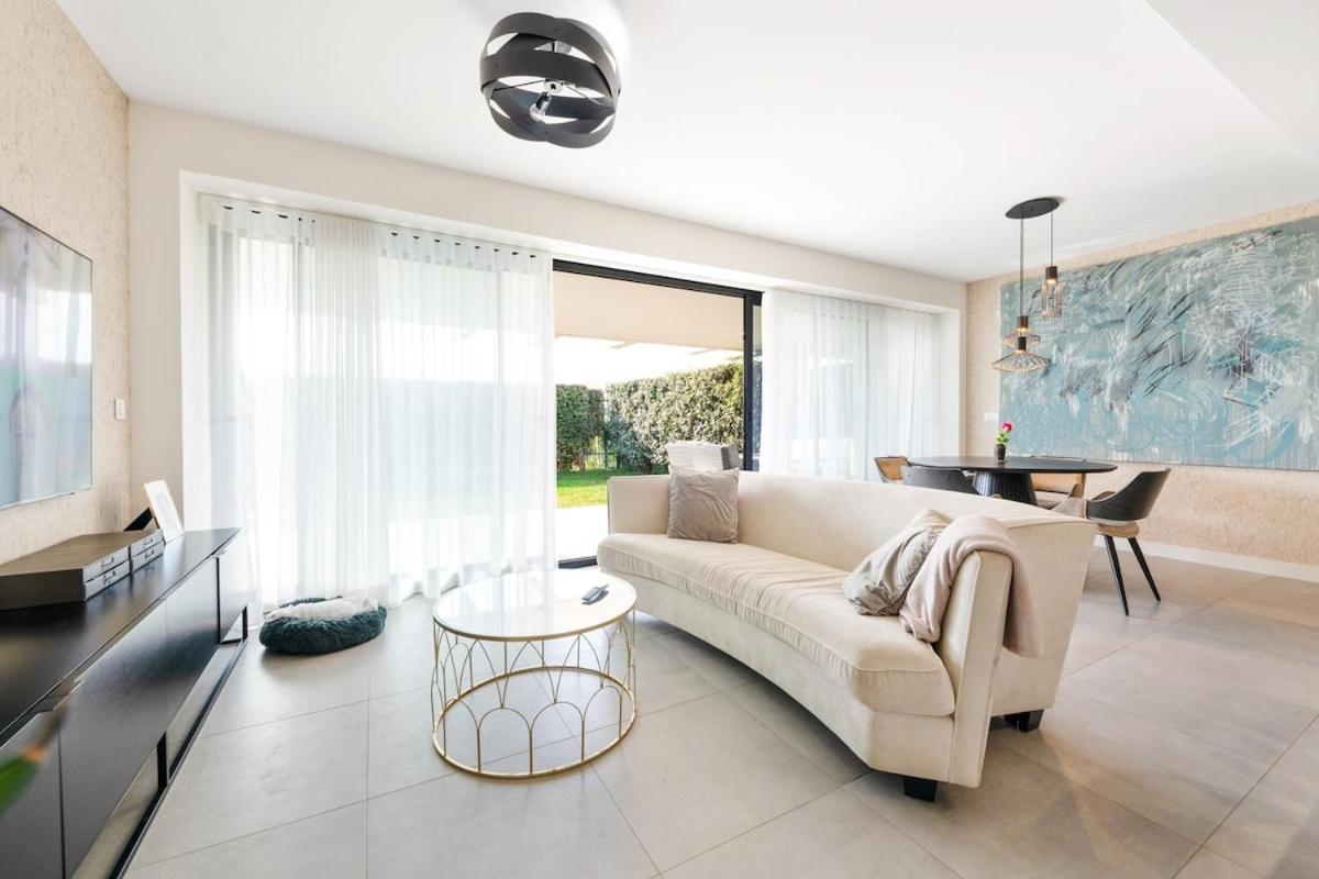 Costa Luxe Escape